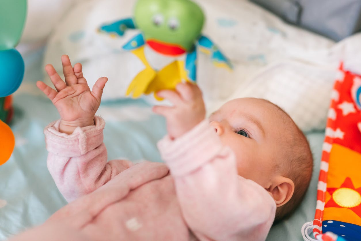 découvrez des activités d'éveil pour bébé qui stimulent ses sens et favorisent son développement. des jeux simples et des idées d'interactions pour enrichir l'apprentissage dès les premiers mois.