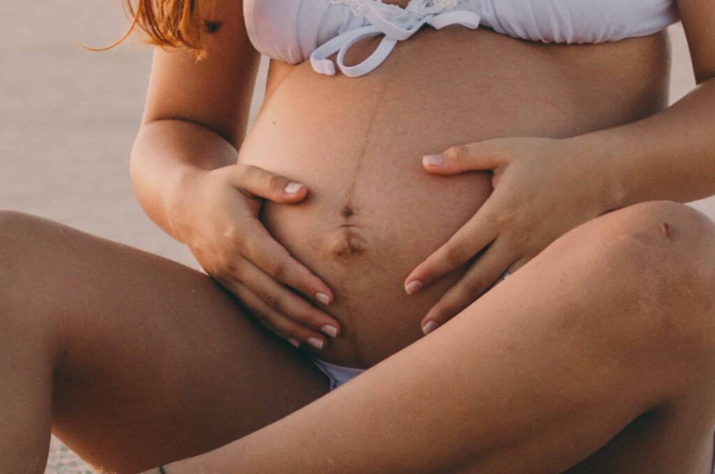 découvrez les symptômes liés à la ligne brune durant la grossesse. apprenez à reconnaître cette marque cutanée fréquente et ses implications sur la santé de la future maman.