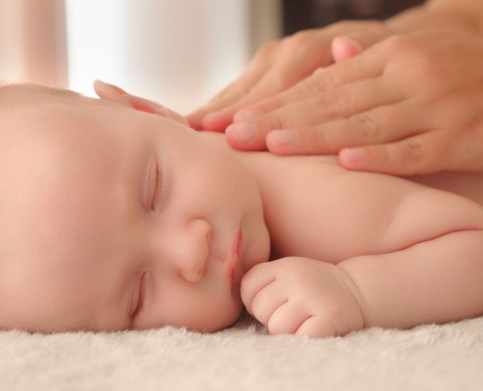 découvrez les bienfaits des massages pour nourrissons, une pratique apaisante qui favorise le lien parent-enfant et stimule le développement de votre bébé. apprenez des techniques simples et efficaces pour créer un moment de bien-être et de sérénité.