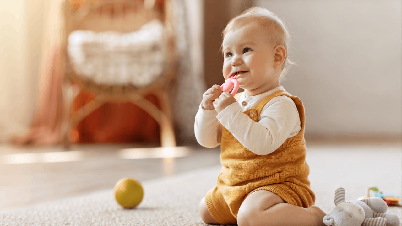 découvrez tout ce qu'il faut savoir sur la poussée dentaire chez les nourrissons. apprenez à reconnaître les signes, les symptômes, et les conseils pour soulager l'inconfort de votre bébé pendant cette période parfois difficile mais naturelle. prenez soin de la santé bucco-dentaire de votre enfant !