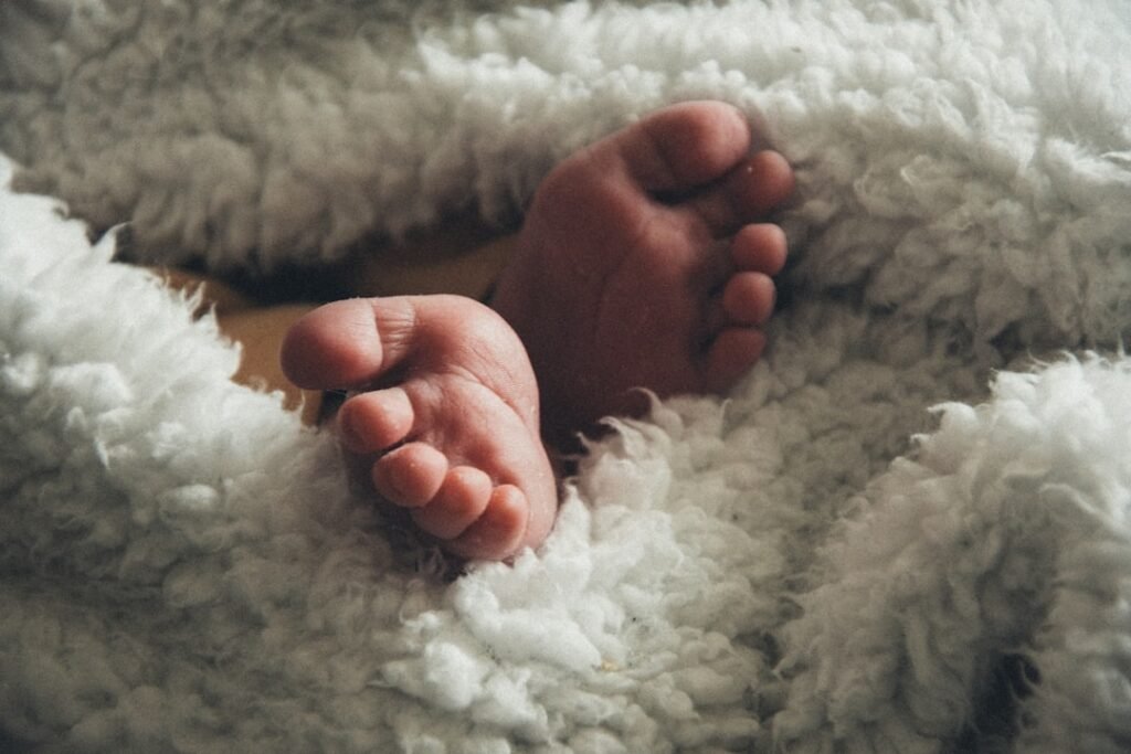 découvrez une liste de prénoms pour bébé, avec leurs significations et origines, pour vous aider à choisir le prénom parfait.