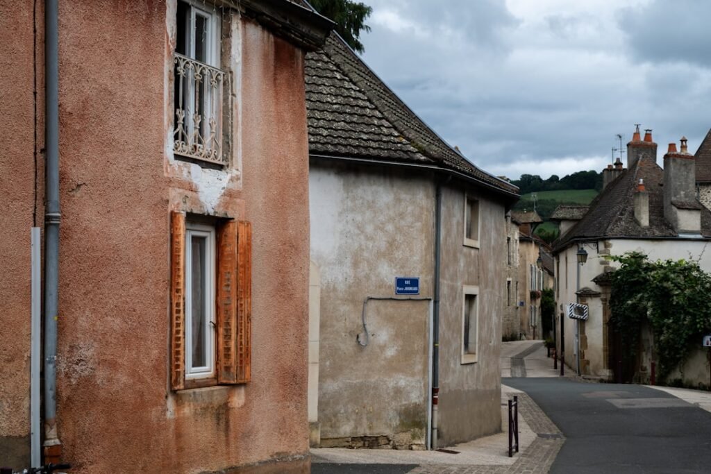 découvrez notre sélection de prénoms bretons authentiques, riche en histoire et en tradition celtique, parfaits pour un choix unique et significatif.
