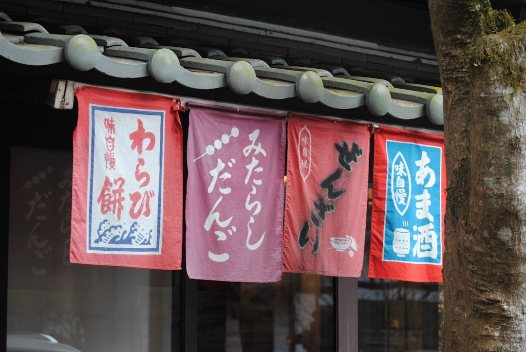 découvrez l'origine et la signification des noms de famille japonais, leur histoire et leur importance culturelle au japon.