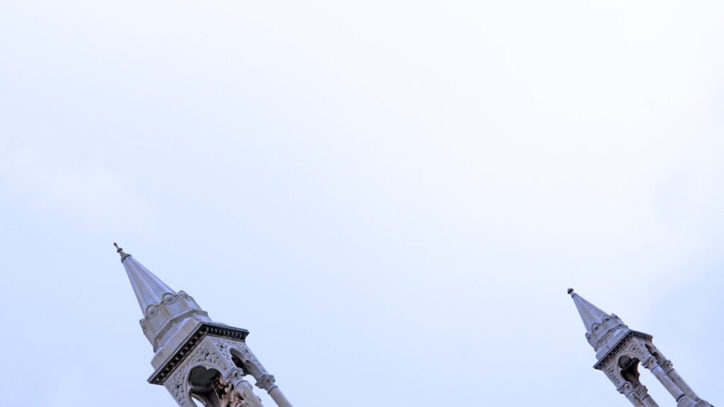 découvrez la signification et l'origine des prénoms de saints, parfaits pour choisir un prénom unique et chargé d'histoire.