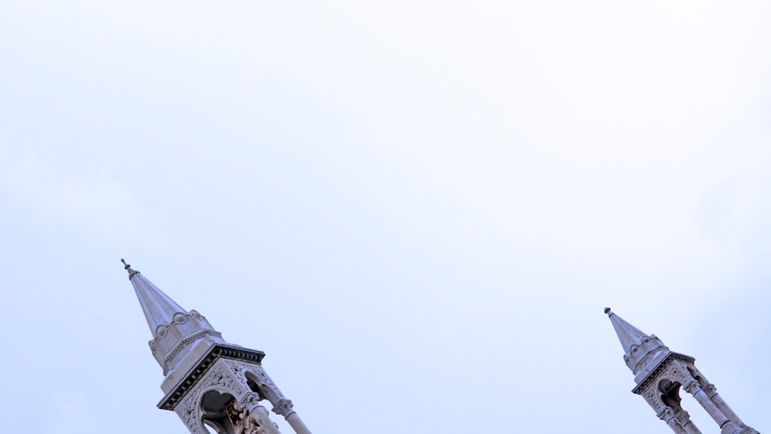 découvrez la signification et l'origine des prénoms de saints, parfaits pour choisir un prénom unique et chargé d'histoire.